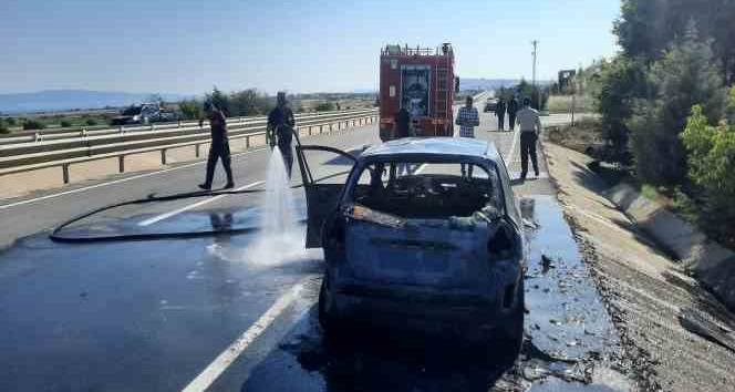 Gelibolu’da seyir halindeyken yanan araç kullanılamaz hale geldi