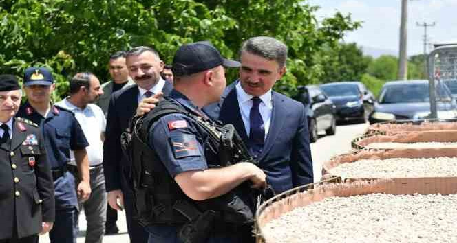 Vali Baruş, bayram nedeniyle yol kontrol noktalarını ziyaret etti