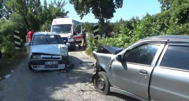 Bayramiç’te otomobiller kafa kafaya çarpıştı: 8 yaralı