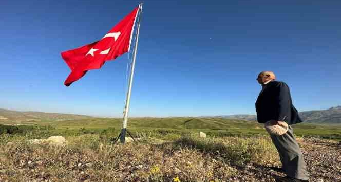 Seyit Tahir Dede’nin hüzünlü bayrak nöbeti
