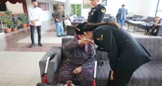 Aksaray’da jandarmadan huzurevine bayram ziyareti