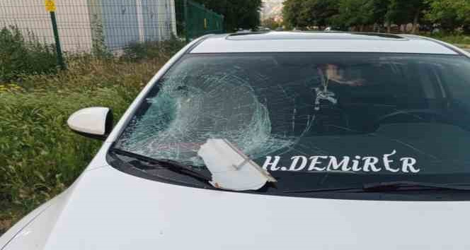 Sokak aydınlatma lambası aracın üzerine düştü