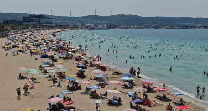 Tatilciler bayramın ikinci gününde de Çeşme’ye akın etti