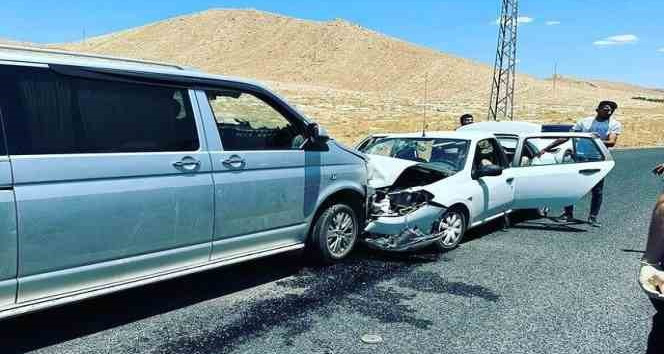 Mardin’de iki araç kafa kafaya çarpıştı: 9 yaralı