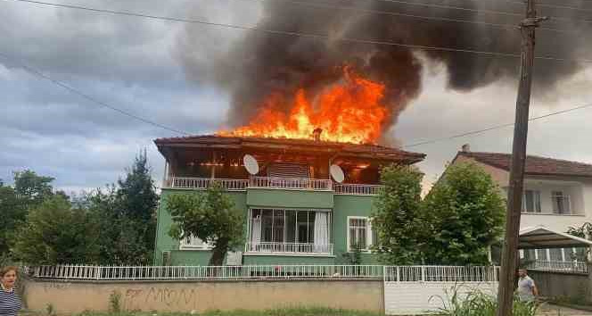 Alev alan çatı korku dolu anlar yaşattı