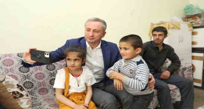 Ağrı Milli Eğitim Müdürü Kökrek, bayramda özel eğitim öğrencisini evinde ziyaret etti