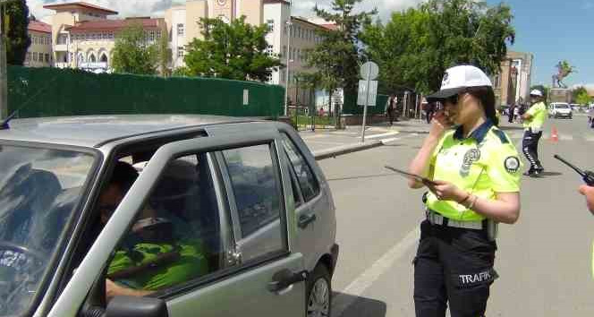 Kars’ta emniyet kemeri takmayan sürücülere ceza kesildi