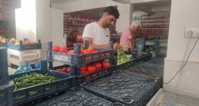 Bayramda nüfusu iki katına çıkan ilçede maket rafları boşaldı