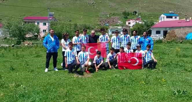 UYAFA, Ardahanlı çocuklara spor malzemesi dağıttı