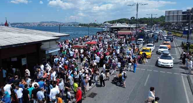 Eminönü’nde bayram nedeniyle oluşan insan seli havadan görüntülendi