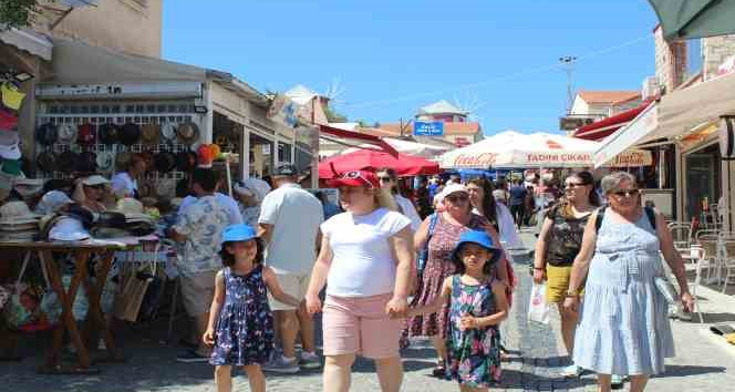 Alaçatı sokakları dolup taştı