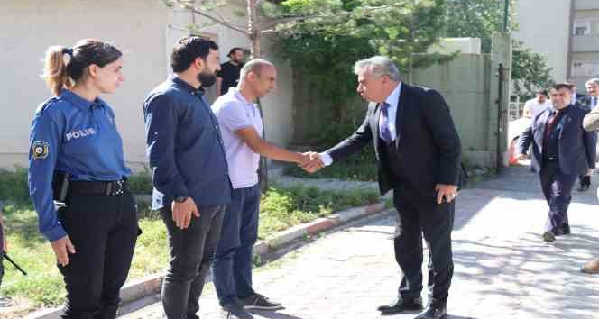 Ağrı Emniyet Müdürü Aydın’dan şehit ailesine ve görev başındaki polislere bayram ziyareti