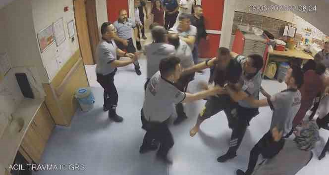 Canını kurtaran sağlıkçılara saldırdı, o anlar kameraya yansıdı