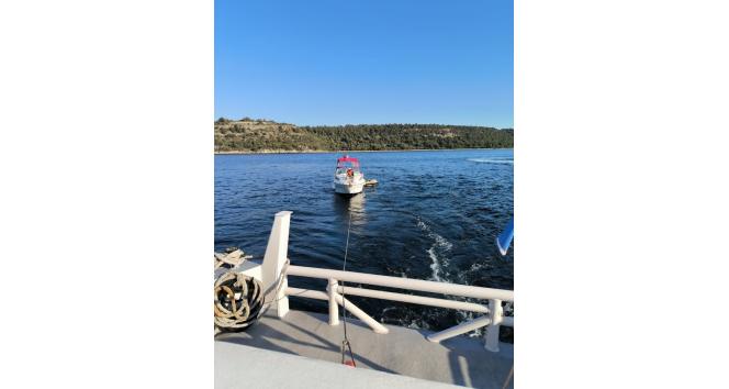Çanakkale Boğazı’nda sürüklenen tekne kurtarıldı