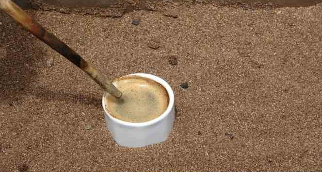 Assos’ta kumda kahve keyfi