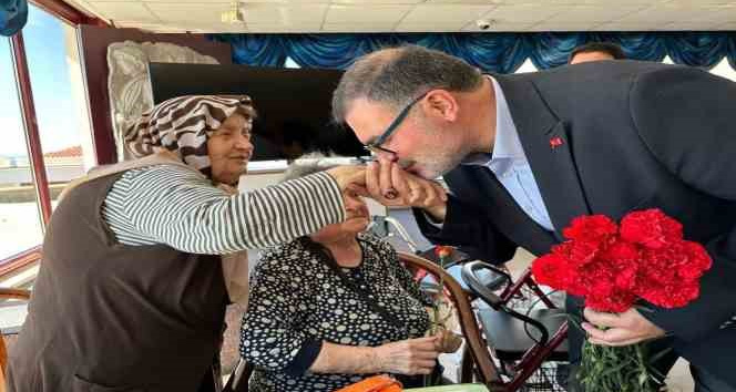 Saygılı, huzurevi sakinleriyle bayramlaştı