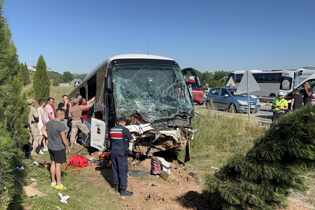 Eskişehir’de otobüs yoldan çıktı:35 yaralı