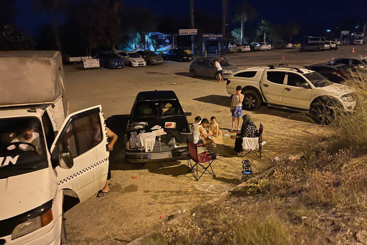 Otellerde yer bulamayan tatilciler araçlarda sabahladı, ortaya 'pes' dedirten görüntüler çıktı