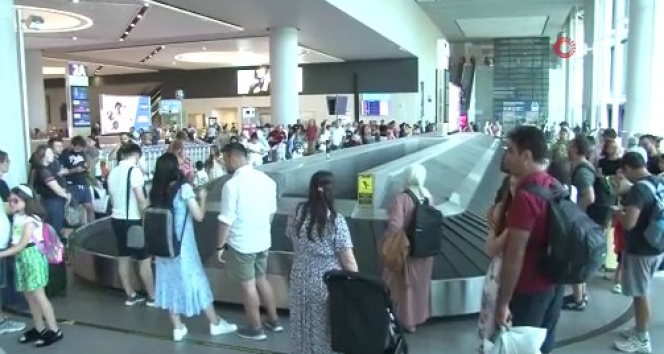 İstanbul Havalimanında dönüş yoğunluğu başladı