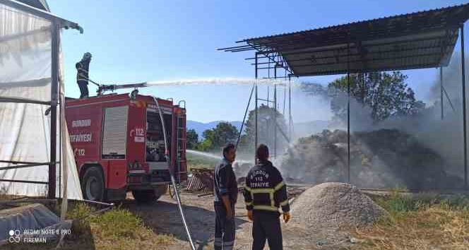 Kaynak makinesinden sıçrayan kıvılcım saman balyalarını kül etti