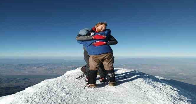 Yabancı turistler Ağrı Dağı zirvesinde