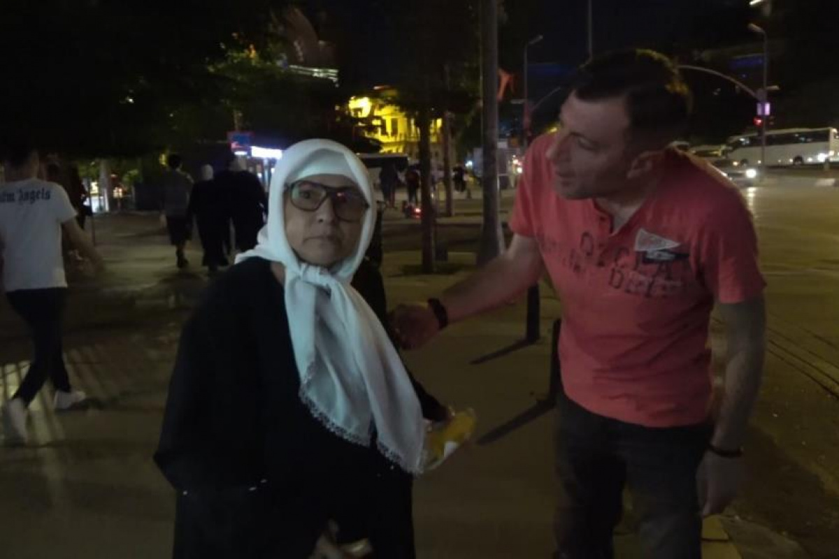 Taksim’de dilenci operasyonu: Bastonlu yaşlı kadın dilenciden basın mensubuna tepki