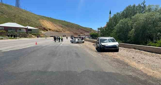 Karlıova’da otomobil ile hafif ticari araç çarpıştı: 6 yaralı