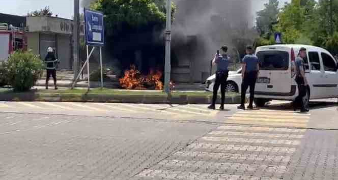 Seyir halindeki motosiklet alev alev yandı