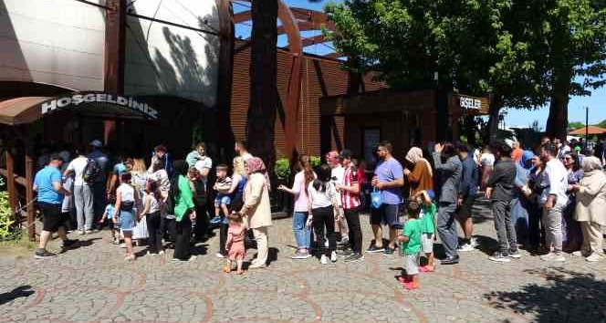 Ordu Boztepe’ye gitmek isteyen vatandaşların teleferik yoğunluğu