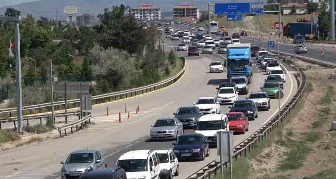 Tatilcilerin dönüş yolculuğu sürüyor: 43 ilin geçiş güzergahında trafik yoğunluğu