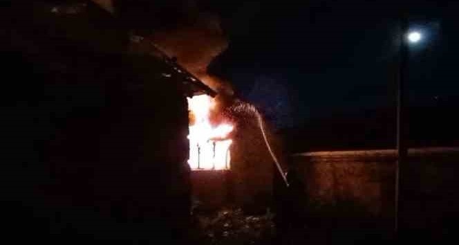 Ardahan’da çıkan yangında ev kullanılmaz hale geldi