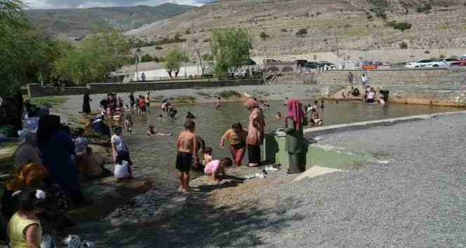 Erzincan’da sıcaktan bunalan vatandaşlar havuzda serinledi