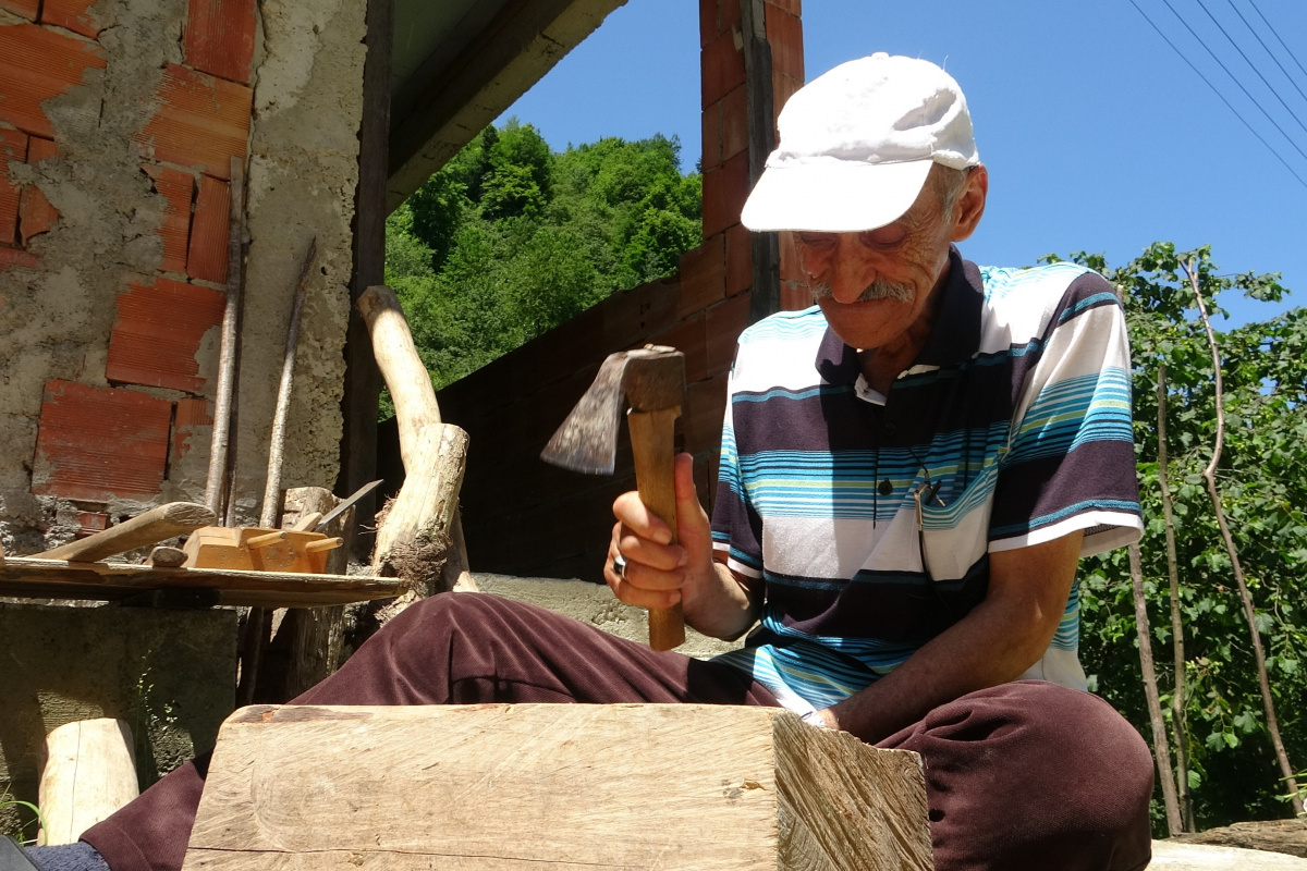 Teknolojiye inat ata mesleği tahta kaşıkçılığı geleneksel yöntemlerle sürdürüyor