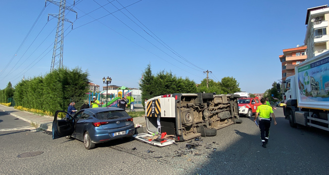 Otomobille çarpışan işçi servisinin devrildiği kaza kamerada