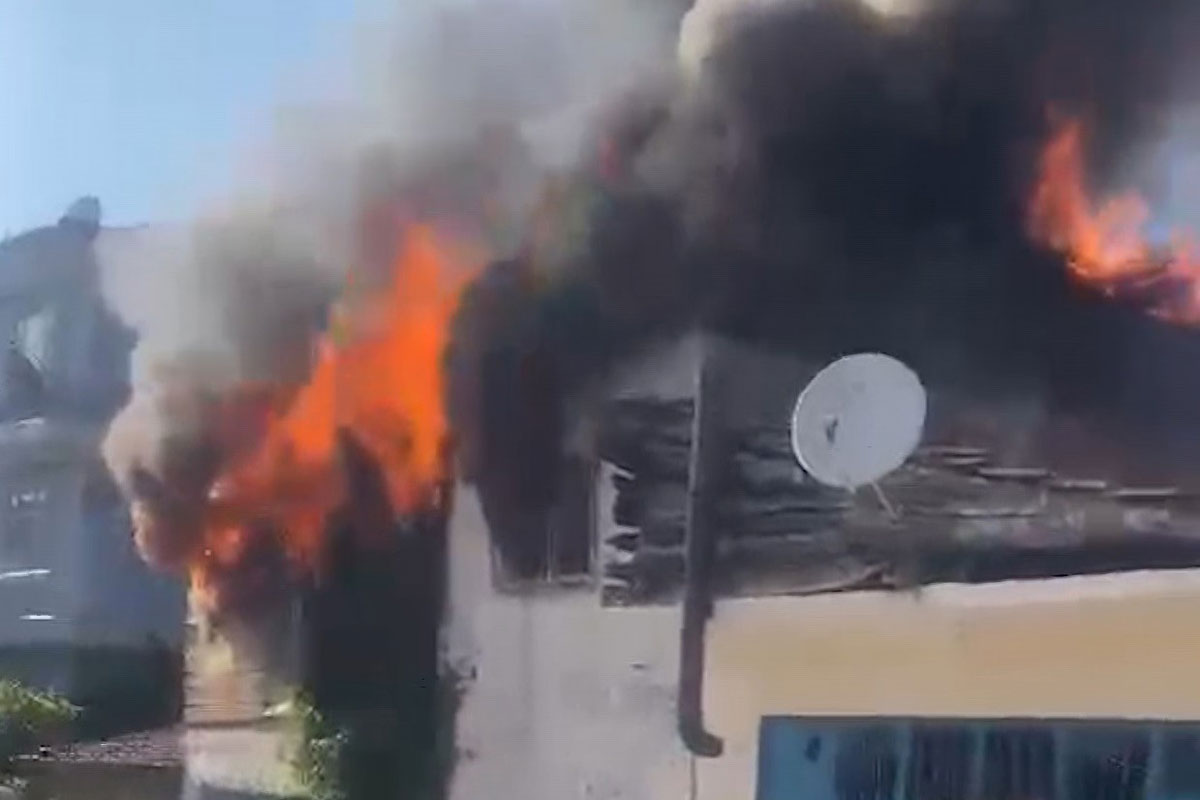 Kırıkkale&#039;de iki katlı ev alev alev yandı