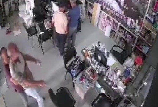 Boğazına ekmek kaçan müşteriyi ’Heimlich’ manevrasıyla kurtardı