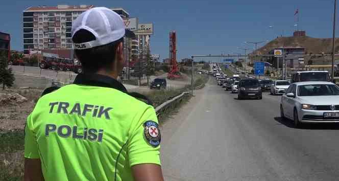 Bayram bilançosu netleşti: 43 ilin geçiş güzergahından 800 bin araç geçiş yaptı