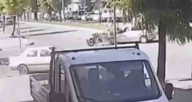Motosiklet ile otomobil çarpıştı, 2 kişi yaralandı: Kaza anı kamerada