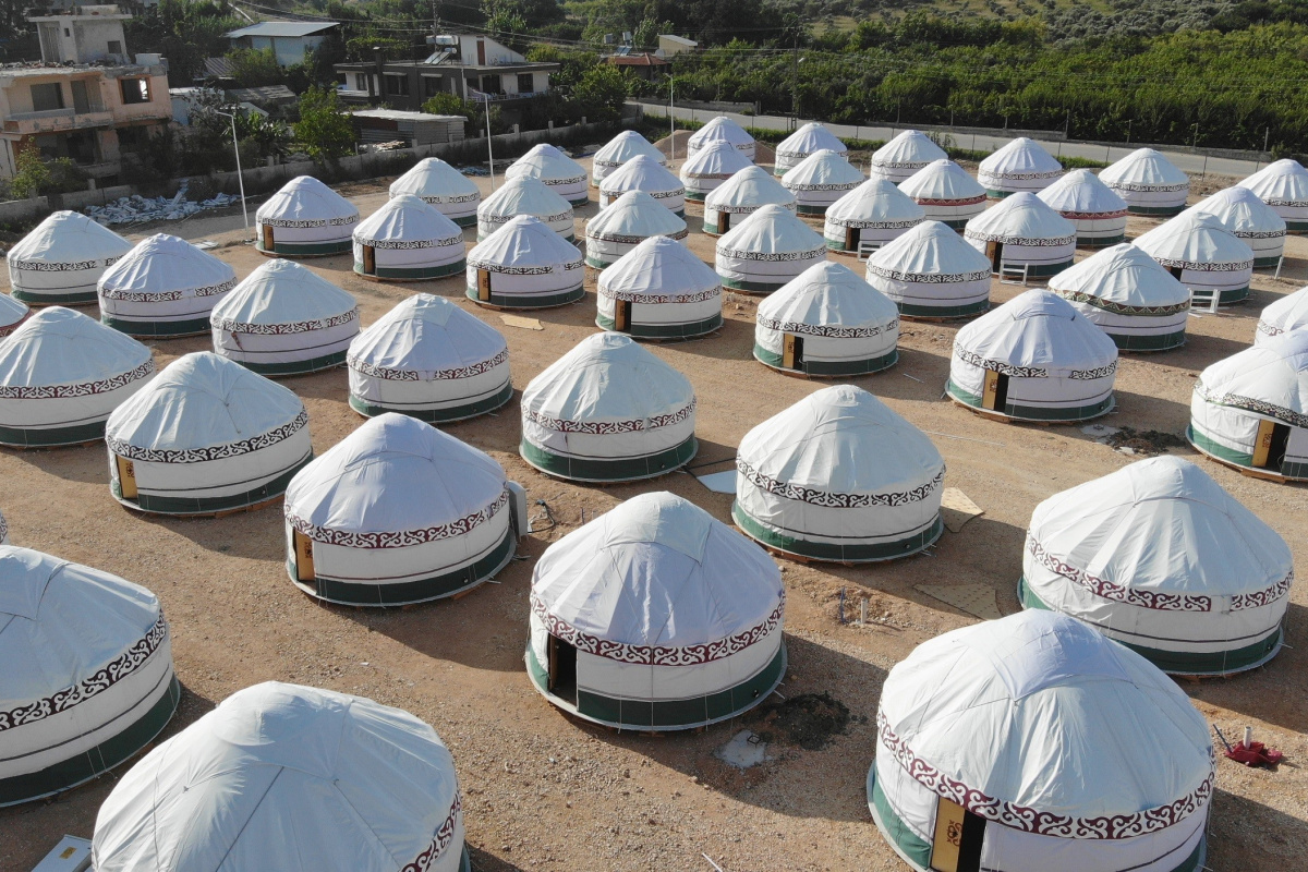 Görünümleriyle dikkat çeken Kırgız çadırları, depremzedelere sıcak yuva olacak