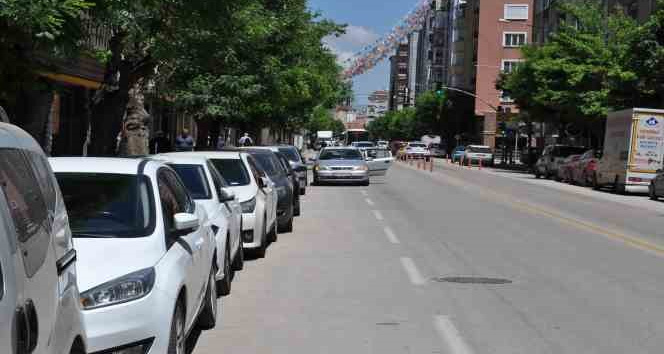 Mobilyacıların yoğun olduğu caddede otopark sıkıntısı yaşanıyor