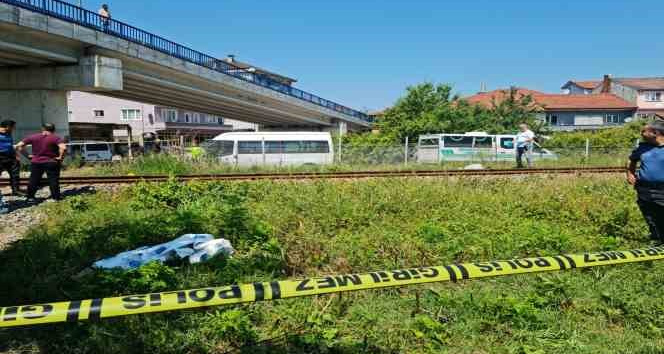 Demir yolundan karşıya geçmek isteyen kadına yük treni çarptı