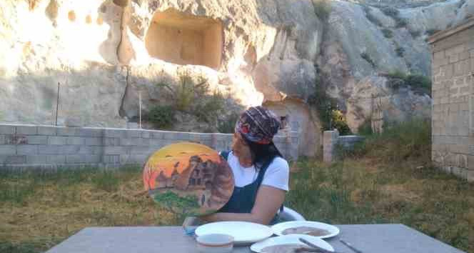 Dünyada ilk defa iki farklı toprağı birleştirerek resim yaptı