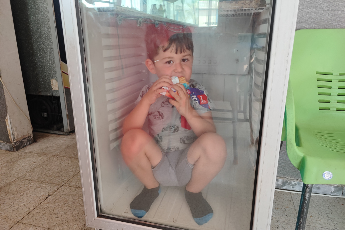 Sıcaktan bunalan çocuk buzdolabında serinledi