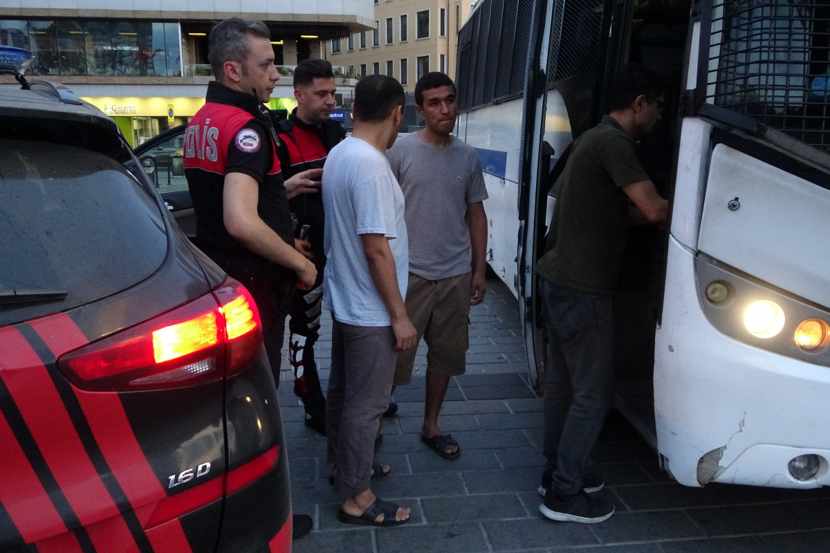 Taksim’de kaçak göçmen denetimi