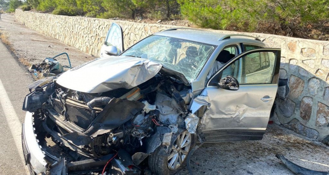 Otomobiller kafa kafaya çarpıştı: 1 ölü, biri ağır 3 yaralı