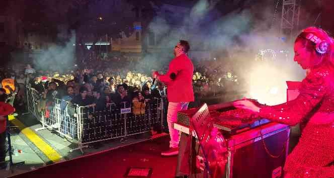 Bodrum’da binlerce kişi yeni yıla Teoman’la girdi