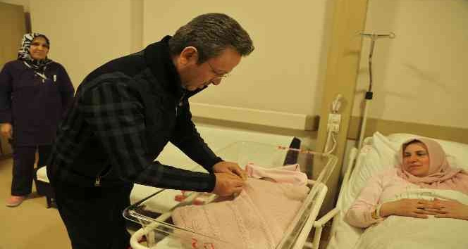 Vali Ünlü’den yeni yılın ilk bebeklerine ziyaret