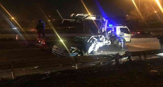 Ankara’da otomobil beton bariyerlere çarptı: 1 ölü, 1 yaralı