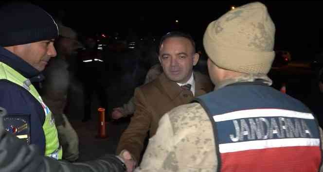 Vali Öner, yeni yıla eksi 16 derece soğukta görev yapan personelle girdi