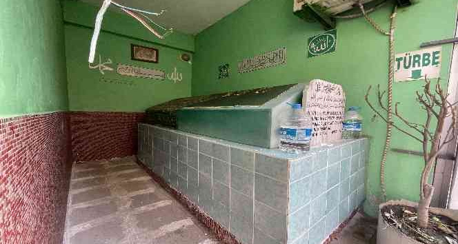 Betonlar arasında kalan sır türbe